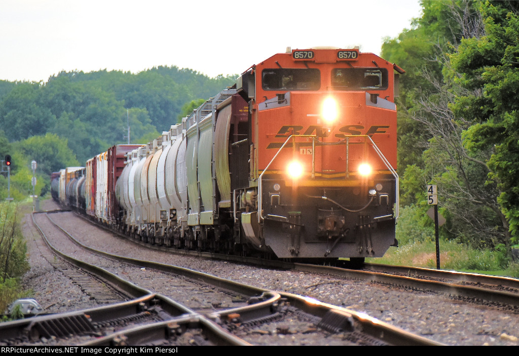 BNSF 8570